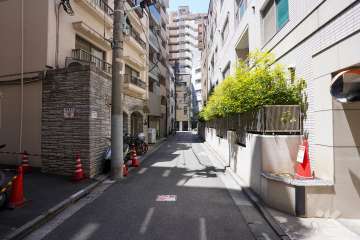 敷地南側の前面道路（東側から）
