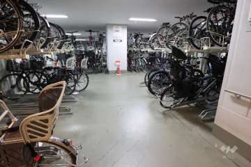 屋内に設けられた駐輪場
