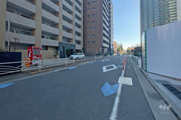 敷地の西側前面道路（北側から）