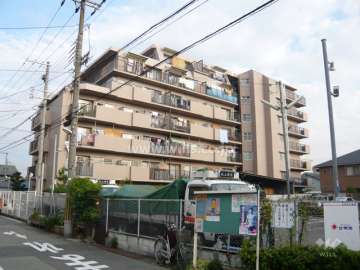 ハイツ塚口南の外観（北西側から）　敷地の南と北の両面が接道しています。
