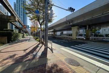 敷地西側の前面道路