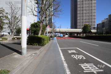 敷地南側の前面道路