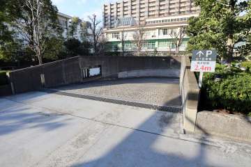 地階にある駐車場へのアプローチ