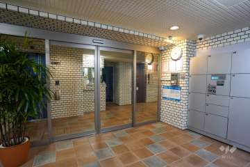 エントランスはオートロック付きです。