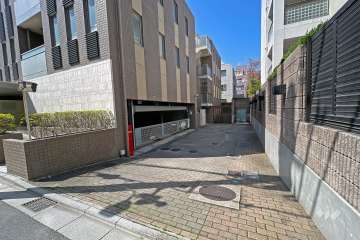 敷地内駐車場（屋内機械式）の入り口