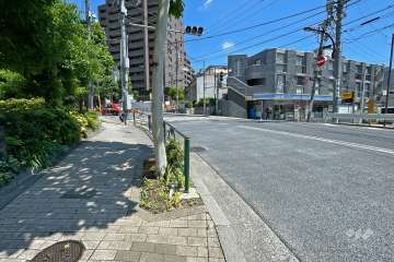 敷地東側の前面道路（南側から）