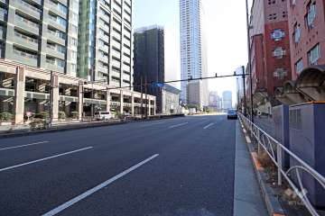 敷地西側の前面道路