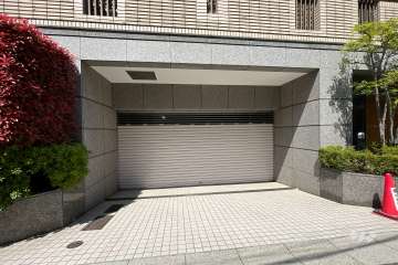 駐車場の出入り口（シャッター付き）