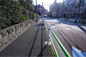 敷地西側の前面道路