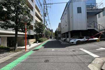 敷地南西側の前面道路（北西側から）