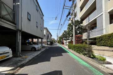 敷地南西側の前面道路（南東側から）