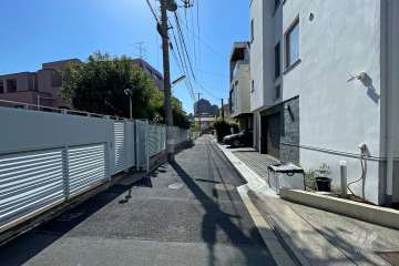 敷地西側の前面道路