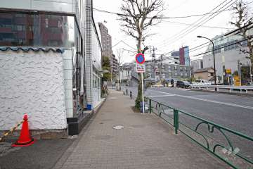 敷地東側の前面道路（南側から）