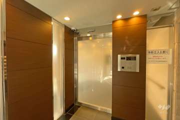 エントランスはオートロック付きです。