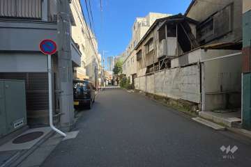 敷地の南側前面道路（西側から）