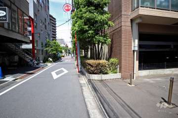 敷地北西側の前面道路（南西側から）