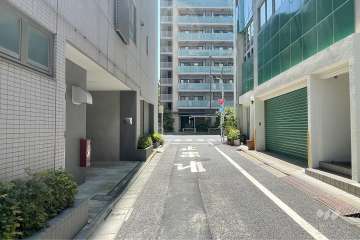 敷地南西側の前面道路（北西側から）