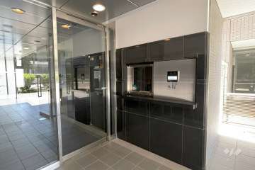 エントランスはオートロック付きです。