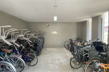 屋内に設けられた駐輪場
