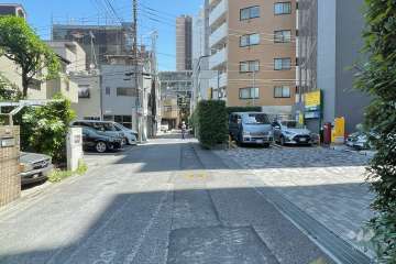 敷地北西側の前面道路（南西側から）