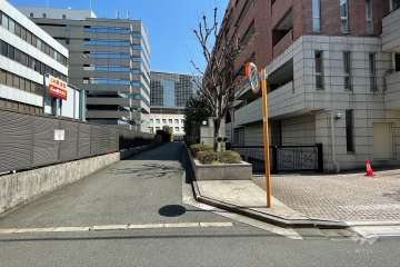 敷地の北側前面道路（西側から）