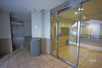 エントランスはオートロック付きです。