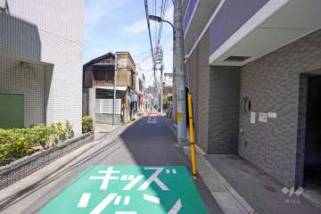 敷地北西側の前面道路（南西側から）