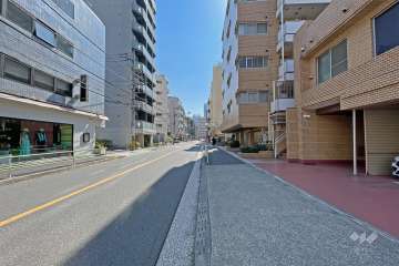 敷地北東側の前面道路（北西側から）