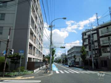 敷地南側は二車線の県道（西宮豊中線）に面しています。