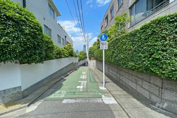 敷地西側の前面道路（南側から）