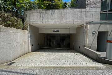 駐車場の出入り口（リングシャッター付き）