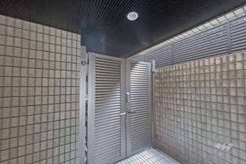 屋内に設けられた駐輪場の入り口