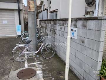 駐輪場（奥）。手前は来客用です。