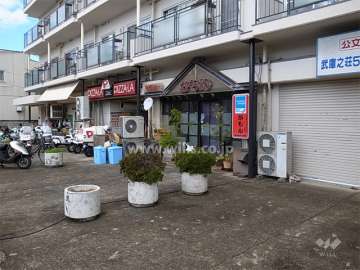 1階は店舗が入っています。