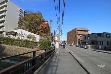 敷地東側の前面道路（県道337号生瀬門戸荘線）