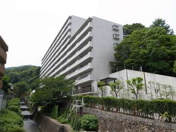 藤和ライブタウン宝塚の外観（北東側から）　敷地の南側には塩谷川が流れています。