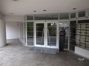 エントランスはオートロック付きです。