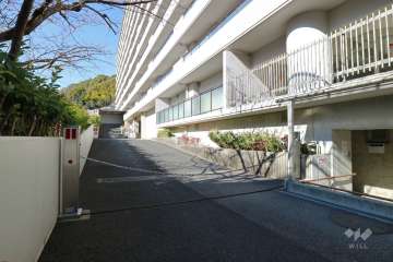 駐車場の出入口（ロボットゲート付きです。）