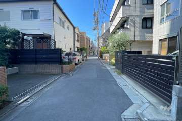 敷地北側の前面道路