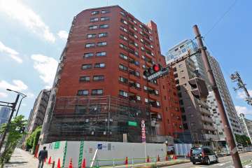 「サニークレスト三田」の外観（北東側から）。現在、都市計画道路拡幅事業に伴い建物工事中）