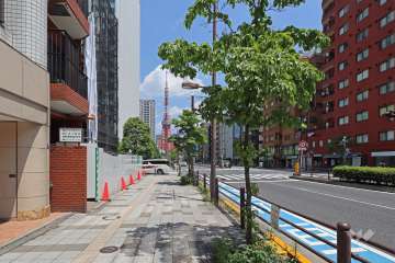 敷地東側の前面道路は国道1号線で、北側に東京タワーを見ることができます。