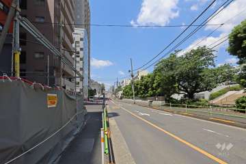 敷地北側の前面道路は「綱の手引き坂」と呼ばれ、羅生門の鬼退治で有名な四天王の1人「渡辺綱」に由来すると言われています。