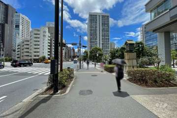敷地東側の前面道路（北側から）