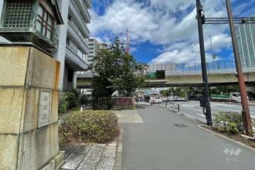 敷地東側は国道1号に面しています。