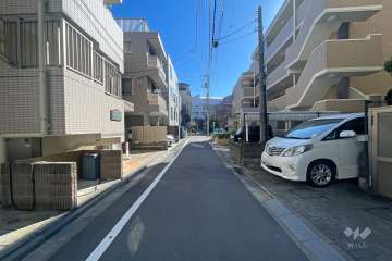 敷地北側の前面道路（西側から）