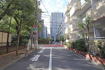 敷地北側の前面道路