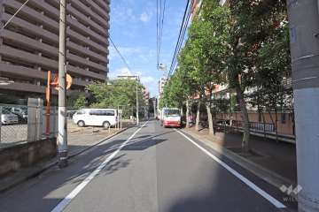 敷地西側の前面道路