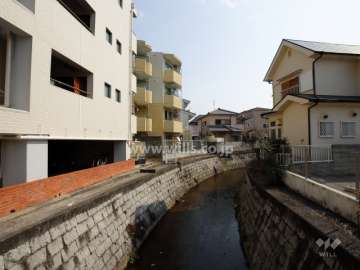 敷地の南側には西富松川が流れています。