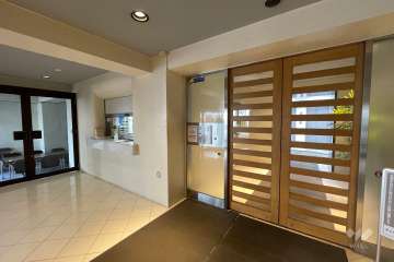 エントランスはオートロック付きです。