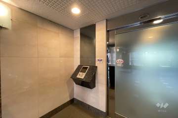 エントランスはオートロック付きです。